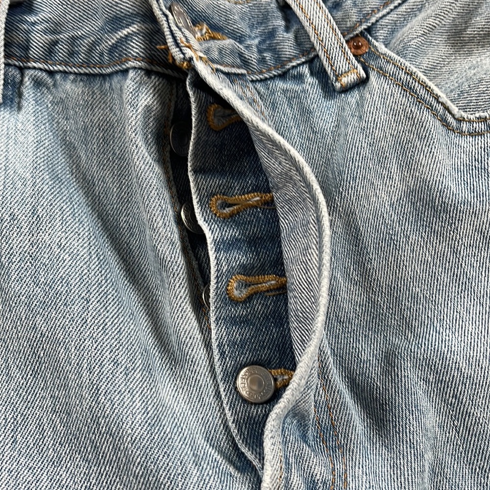 Levis 501 Light Wash - image 2